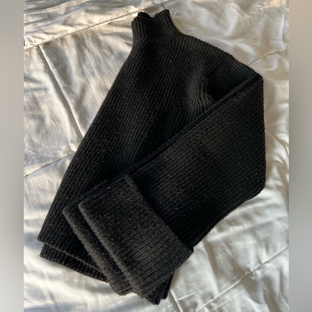 Chunky/boxy fit knit sweater with cuffed sleeves